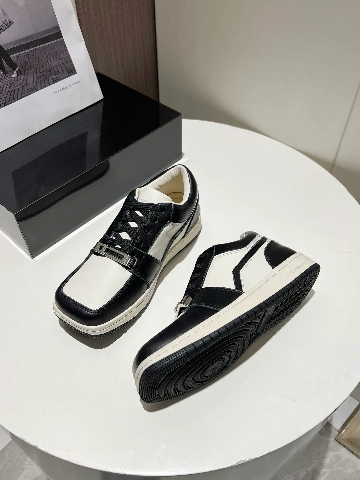 👟👟Ex-factory price 480👟👟 👑CALVINLUO I CUBE SNEAKER trendy brand square shoes low-top casual square-toe sneakers skateboard shoes sneakers👑 Starting from the design elements of classic two-color sneakers, CALVINLUO extracts the iconic elements of casual sneakers and integrates them into the formal "square toe" of formal shoes to make the overall lines of the sneakers more distinct. Nowadays, the matching rules are casual. 🧣Formal sports shoes are nothing new. The unique avant-garde square lines of CUBE SNEAKER, whether it echoes the tough and crisp suits, or appears in an eclectic manner in street styles, are a choice that breaks away from tradition and shows personality🧢 ▪️ Fabric: Original custom imported first-layer cowhide ▪️ Lining: Imported breathable mesh lining + soft sheepskin ▪️ Sole: Original molded two-color TPU outsole ▪️ Size: 35-40 (40 customized)